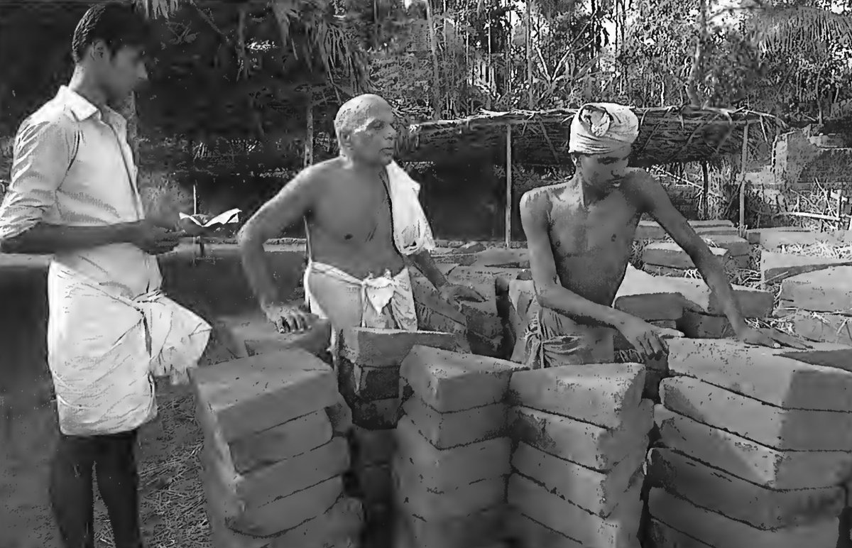 Two measuring units for bricks:* in Agnistoma  - aratni’ is 24 finger spans (fs)  - prakrama is 30 fs* in Agnicayana (here):  - aratni is 24 fs - prakrama is 3 types     - praakrta (= 30 fs)     - madhyama (= 32 1/4 fs.)    - vrrdha(= 34 1/3 f.s)