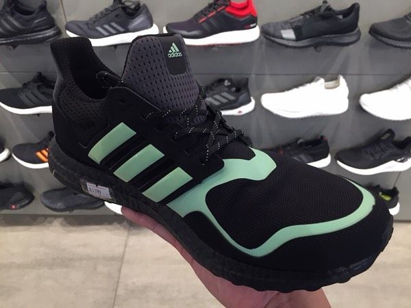 thesolesupplier's tweet photo. Check out this China-exclusive adidas Ultra Boost 'Glow In The Dark'... Would you cop? 🔋

📷: https://t.co/Der2jLXx55 https://t.co/ZHKBdBEFnS