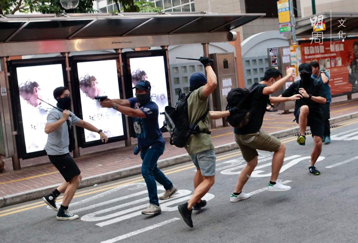 tk_hkg's tweet photo. HK undercover police pointing a gun towards protesters who discovered their identity.

#HongKongProtests
#929GlobalAntiTotalitarianism
#HongKongPolice https://t.co/we9TKJmABw