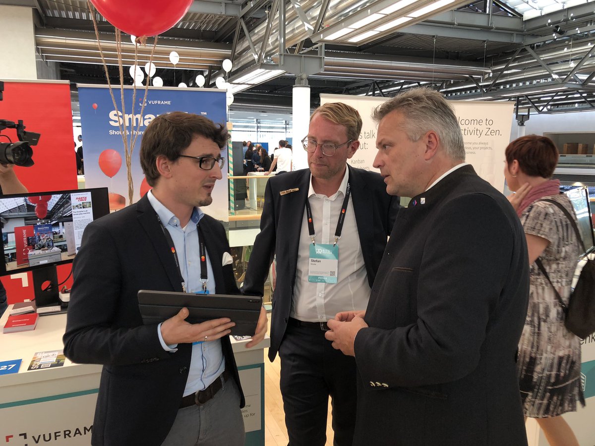 brainscript's tweet photo. Vuframe CEO @azeitler erklärt den Staatssekretären Roland Weigert (Bayern) und Stefan Muhle (Niedesachsen) die Vorzüge des virtuellen Produktfoto 4.0 auf der #bits19. @vuframe @messemuenchen @bitsandpretzels #vuframe #smartvu #vr #ar @BayStartUp @BayernInnovativ @DIKT_Muc https://t.co/qNfMHJF2Oj