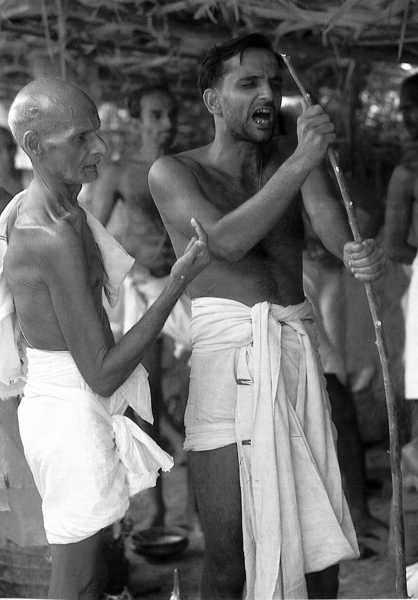 Here, during animal sacrifice** [see next tweet] the Maitravaruna priest assists in recitation. He faces east, recites, a helper keeps count with hand gestures.