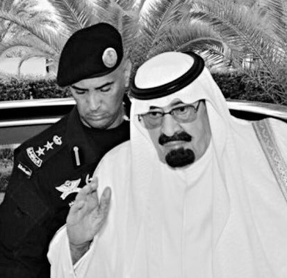 حارس ملوك المملكه غاب بدره
النادر اللي بيعته .. ما نقضها ..

عبدالعزيز استقبل الموت صدره
و عليه خلق الله .. تزايد مرضها ..

عوايد الشجعان .. يموتون غدره
اثر الرجال تموت محدن عوضها ..

هذا البطل من كبر حبه وقدره
الناس في موته .. تعزي بعضها ..

#عبدالعزيز_الفغم