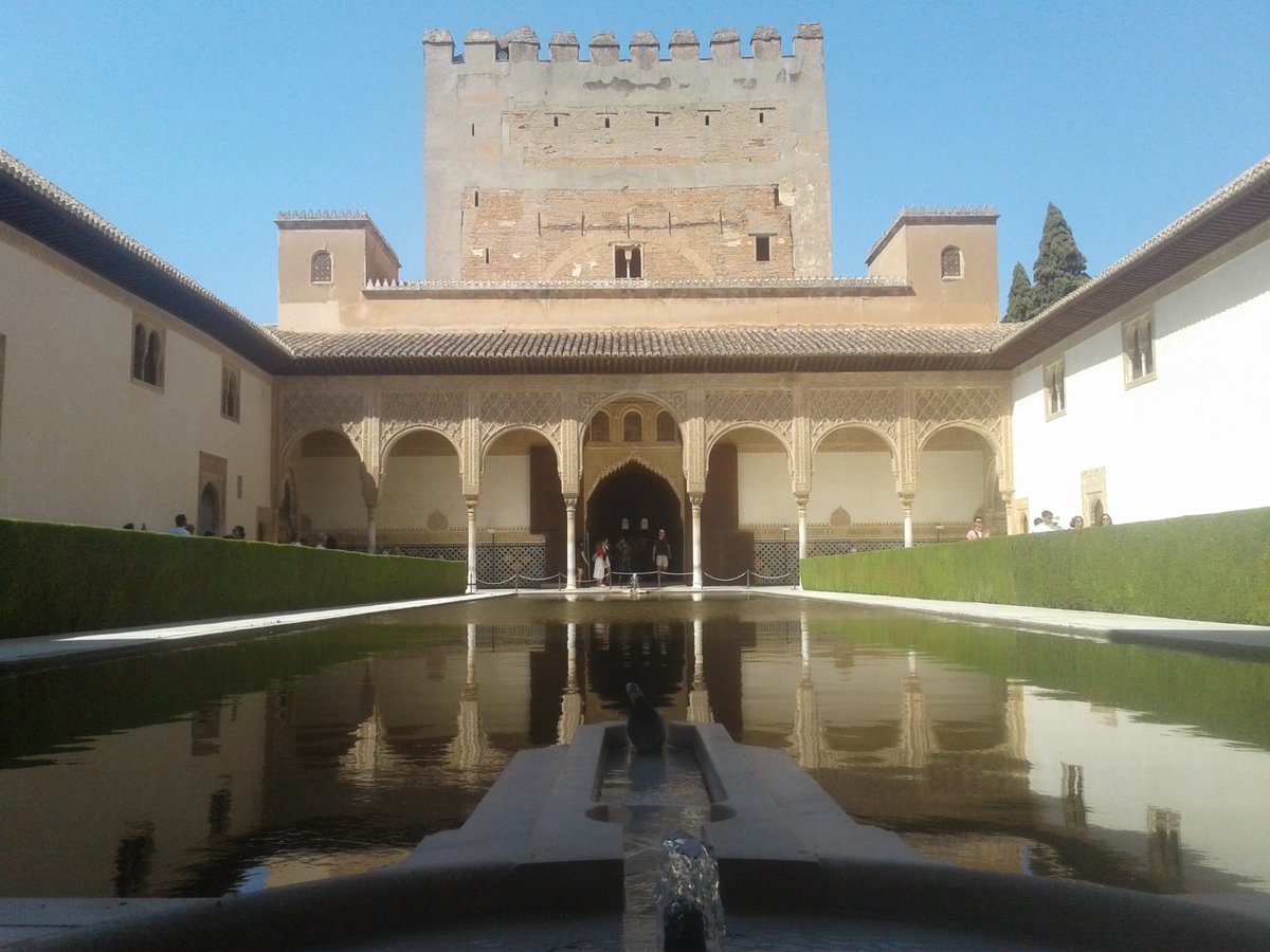 HassaneTraveler's tweet photo. Acuerdate cuando estes en la @alhambracultura por  el #PatioDeLosArrayanes;
Enumera los elementos que se repiten a ambos lados. 
¿Podemos decir que una mitad es la imagen reflejada en un espejo de la otra? https://t.co/Ze63ywhctH