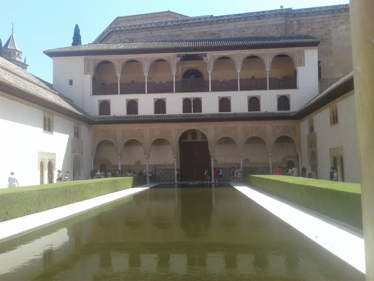 HassaneTraveler's tweet photo. Acuerdate cuando estes en la @alhambracultura por  el #PatioDeLosArrayanes;
Enumera los elementos que se repiten a ambos lados. 
¿Podemos decir que una mitad es la imagen reflejada en un espejo de la otra? https://t.co/Ze63ywhctH