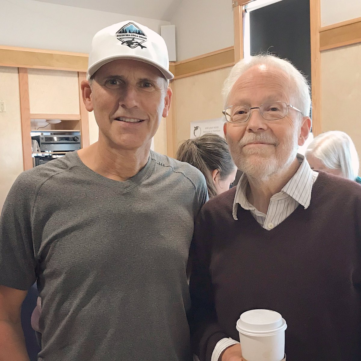 lostfrequency__'s tweet image. Barry met the legendary @ErichHoyt yesterday! Also grabbed a copy of the newest edition of his book “ORCA: The Whale Called Killer” #blackfish #orca #killerwhale @SIMRES #saturnaisland