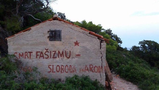 tojetoturska's tweet photo. • Svetac Adası | Hırvatistan 🇭🇷 

“Smrt fašizmu sloboda narodu!”
“Faşizme ölüm halklara özgürlük!” https://t.co/I5urJLHuUA