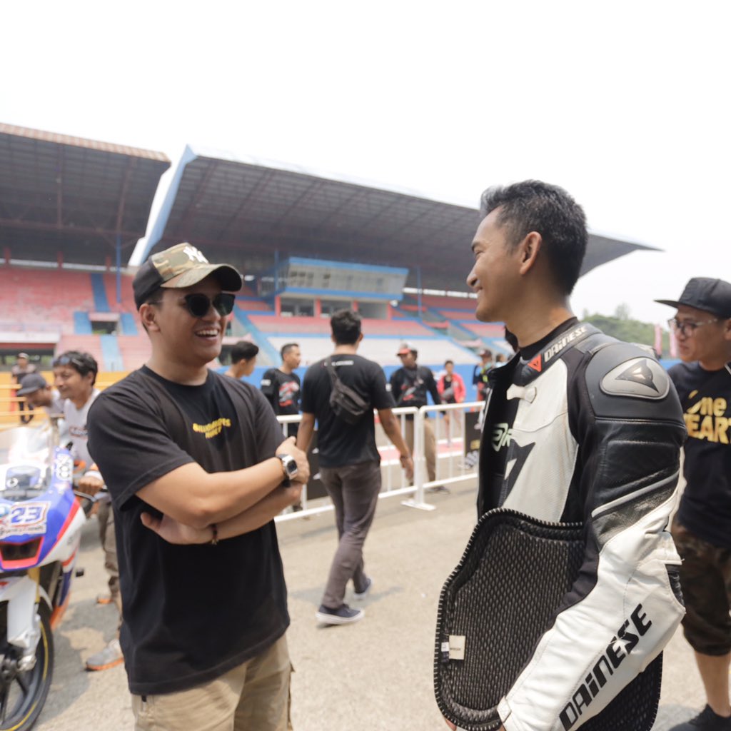 Banyak momen seru di #IndonesiaCBRRaceDay hari ini, Brosis! Ada Bro <a href="/ariefmuhammad/">Armuh Yakoeb</a> yang sempet ketemu sama pebalap Astra Honda Racing School, nonton balap langsung di sirkuit dan ketemu pebalap Honda CBR dan teman-teman komunitas.