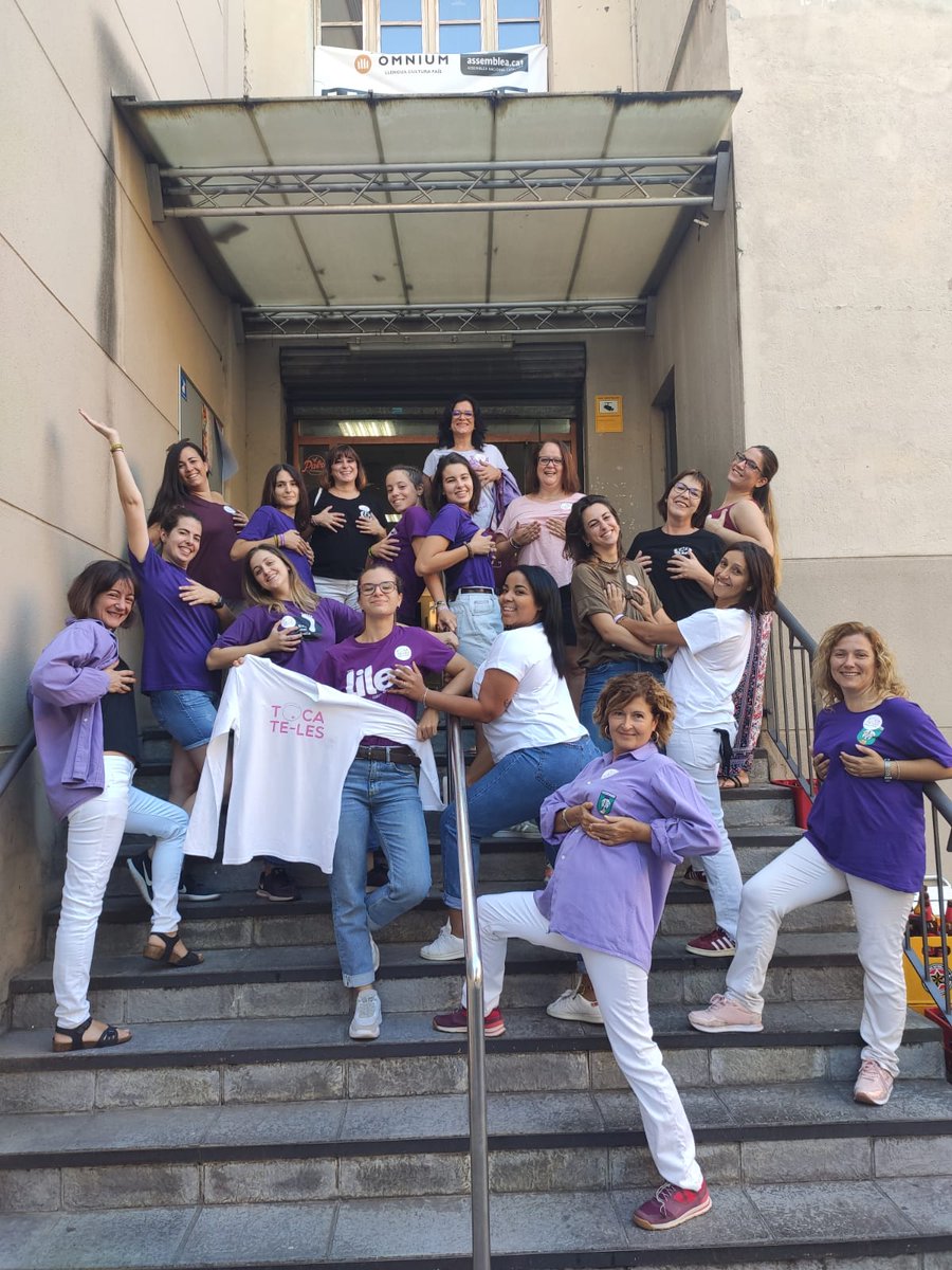 CastCornella's tweet photo. Aquest matí abans de fer castells, un grup de dones de la colla s'ha fet fotos per col·laborar en la bonica campanya #tocatelas, de prevenció del càncer de mama que veurà la llum aquest proper octubre. 

#motiuspersomiar #liles #castellers #castelleres #Cornellà https://t.co/T44Jn7qekI