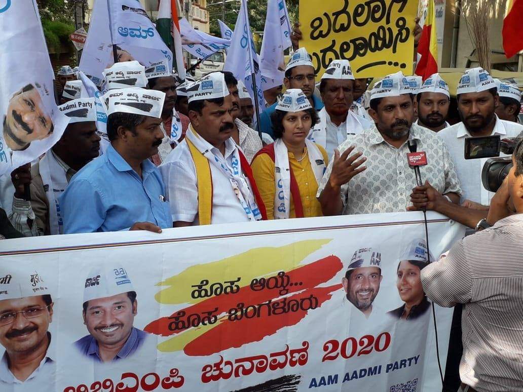 aapkaprithvi's tweet photo. Congratulations to @AAPBangalore Vijaynagara team, lead by Channappa Gowda, for the launch of #HosaBengaluru , a citizens connect campaign to reclaim the #NammaBengaluru that is so dear to all of us !!!
#AAP4BBMP2020 
@AAPKarnataka 
@AAPBangalore 
@MohanDasari_ 
@ShanthalaDamle https://t.co/lQTLaftjOr