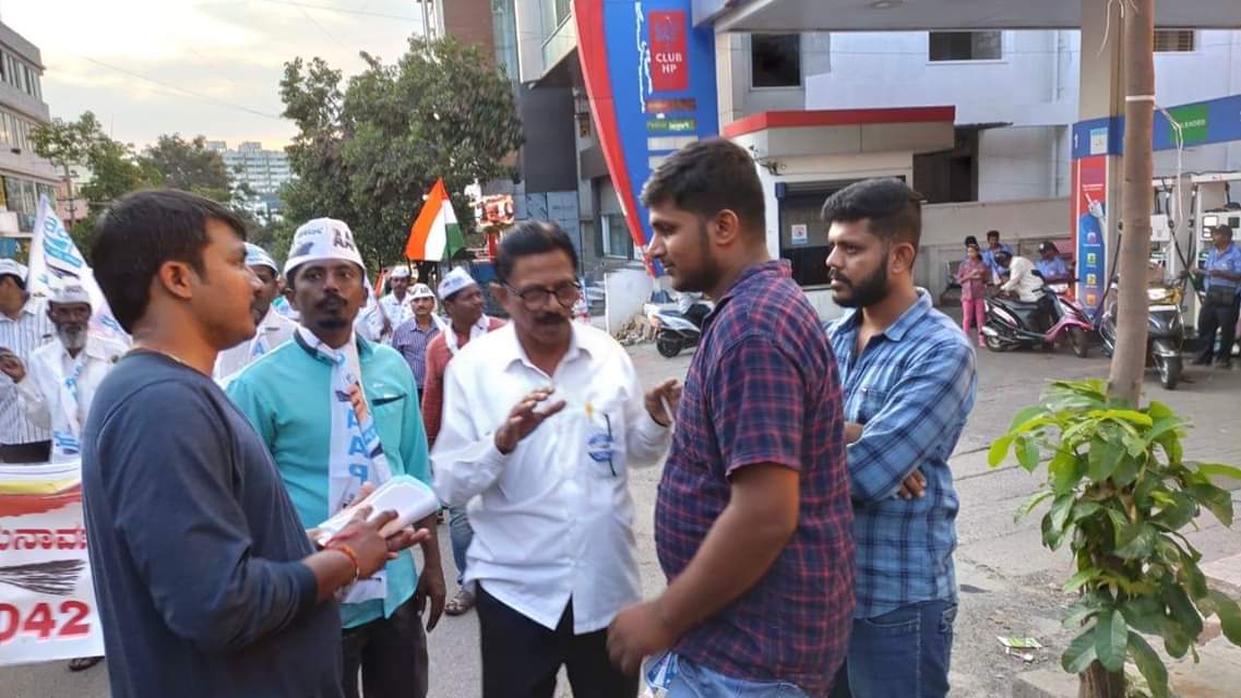 aapkaprithvi's tweet photo. Congratulations to @AAPBangalore Vijaynagara team, lead by Channappa Gowda, for the launch of #HosaBengaluru , a citizens connect campaign to reclaim the #NammaBengaluru that is so dear to all of us !!!
#AAP4BBMP2020 
@AAPKarnataka 
@AAPBangalore 
@MohanDasari_ 
@ShanthalaDamle https://t.co/lQTLaftjOr