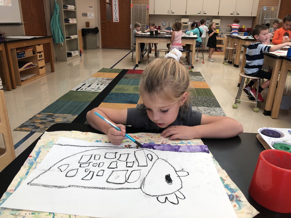 MakeArt_HPE's tweet photo. Kinders are working on Shape Birds. Loving this project from #deepspacesparkle #hpepatriots https://t.co/Po76EUSBPg