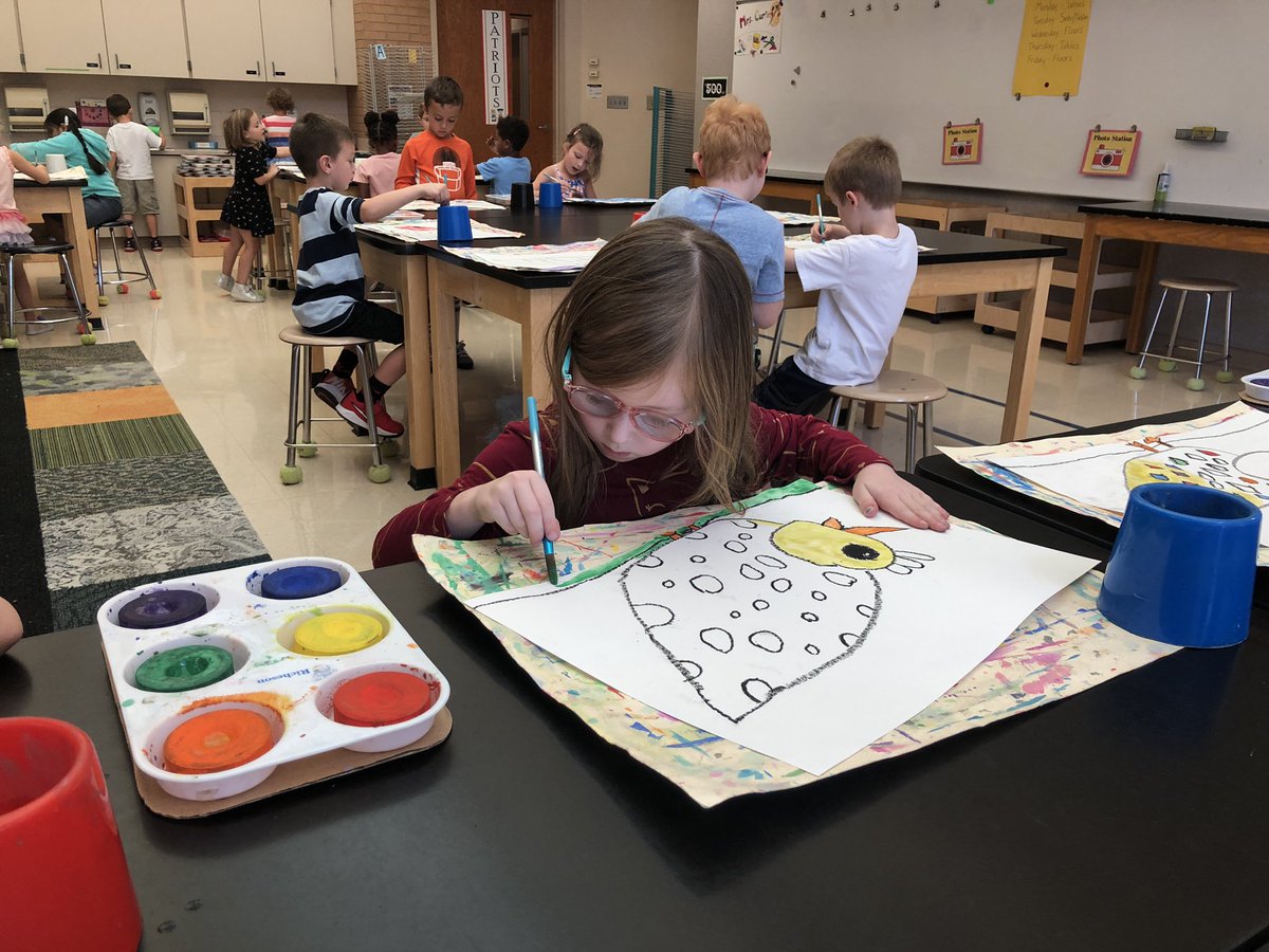 MakeArt_HPE's tweet photo. Kinders are working on Shape Birds. Loving this project from #deepspacesparkle #hpepatriots https://t.co/Po76EUSBPg