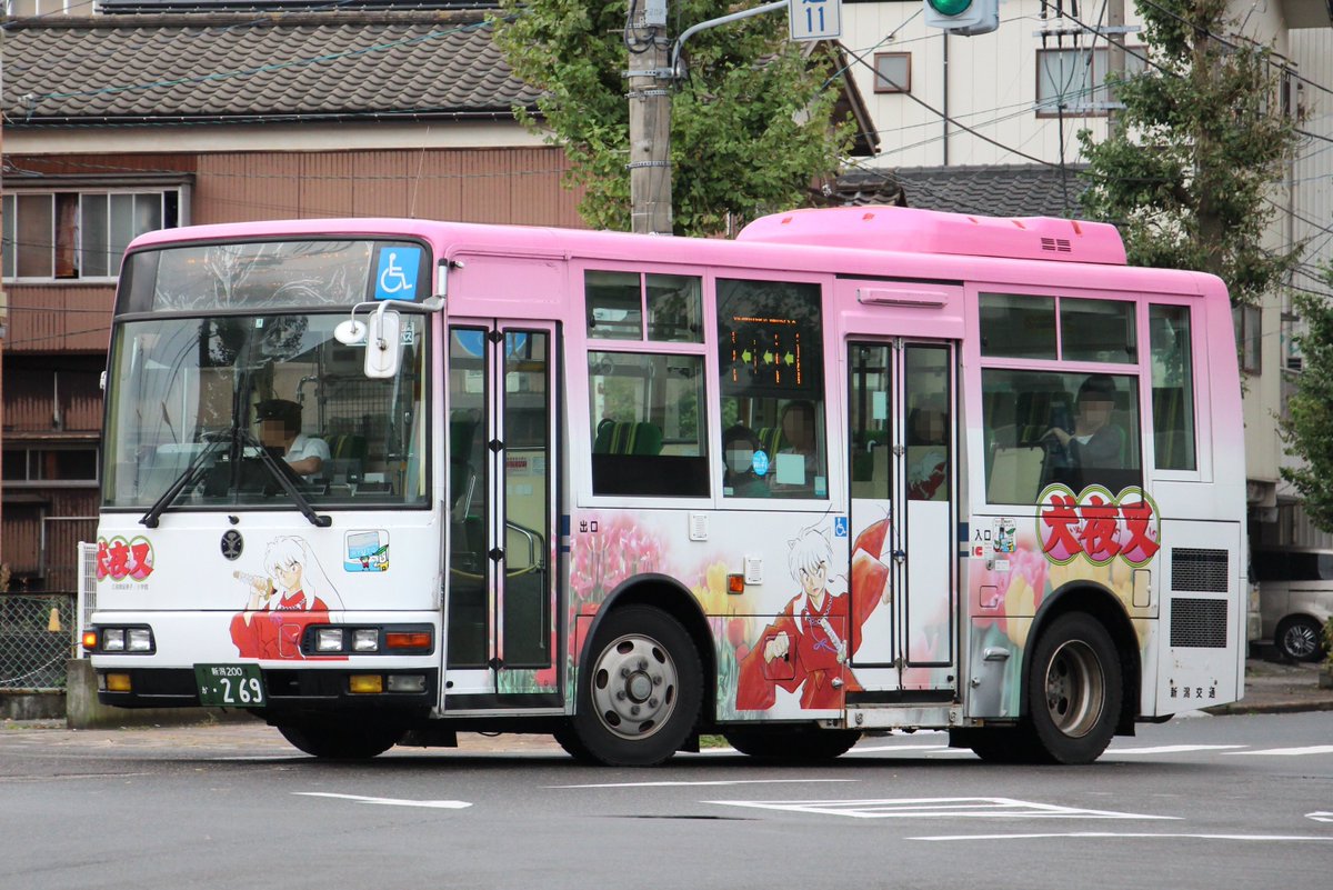 Myoden_1031's tweet photo. 新潟交通 入船(営)
新潟200か268 (04年式 KK-MJ27HF)
新潟200か269 (04年式 KK-MJ27HF)

2004年から運行してきた新潟市観光循環バス専属車両2台が老朽化のため本日を以って引退し、来月(中旬)からは新たな専用ラッピングのポンチョに置き換わることに…
15年間お疲れ様でした。 https://t.co/L7NR03RfSZ
