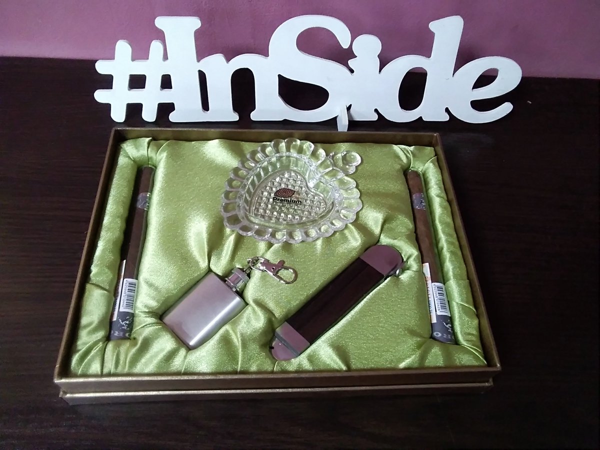 InSide_018's tweet image. Подарочный набор: 2 сигары Toro, со вкусом вишни и винограда, фляжка- брелок, катер, пепельница, в подарочной упаковке.