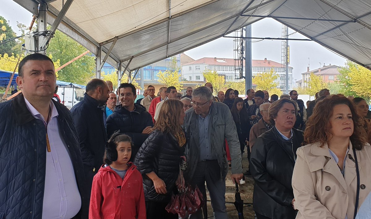 jota77alex's tweet photo. Esta mañana acompañamos a los vecinos de Meixonfrío con motivo de la celebración de sus fiestas Patronales.
Con @VereaFraiz y nuestra Concejala del Rural #AnaSabel.
#Seguimos💪💙 https://t.co/XjhqH3vOvY