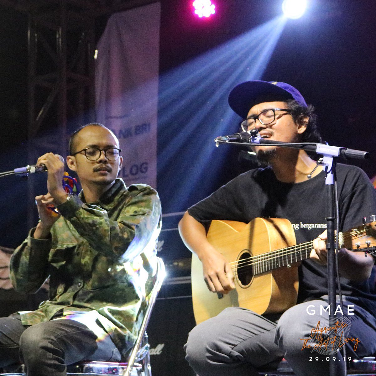 No one can do it quite like him.The energy, the sound, and the good vibes. 

Now performance: Jono Terbakar.