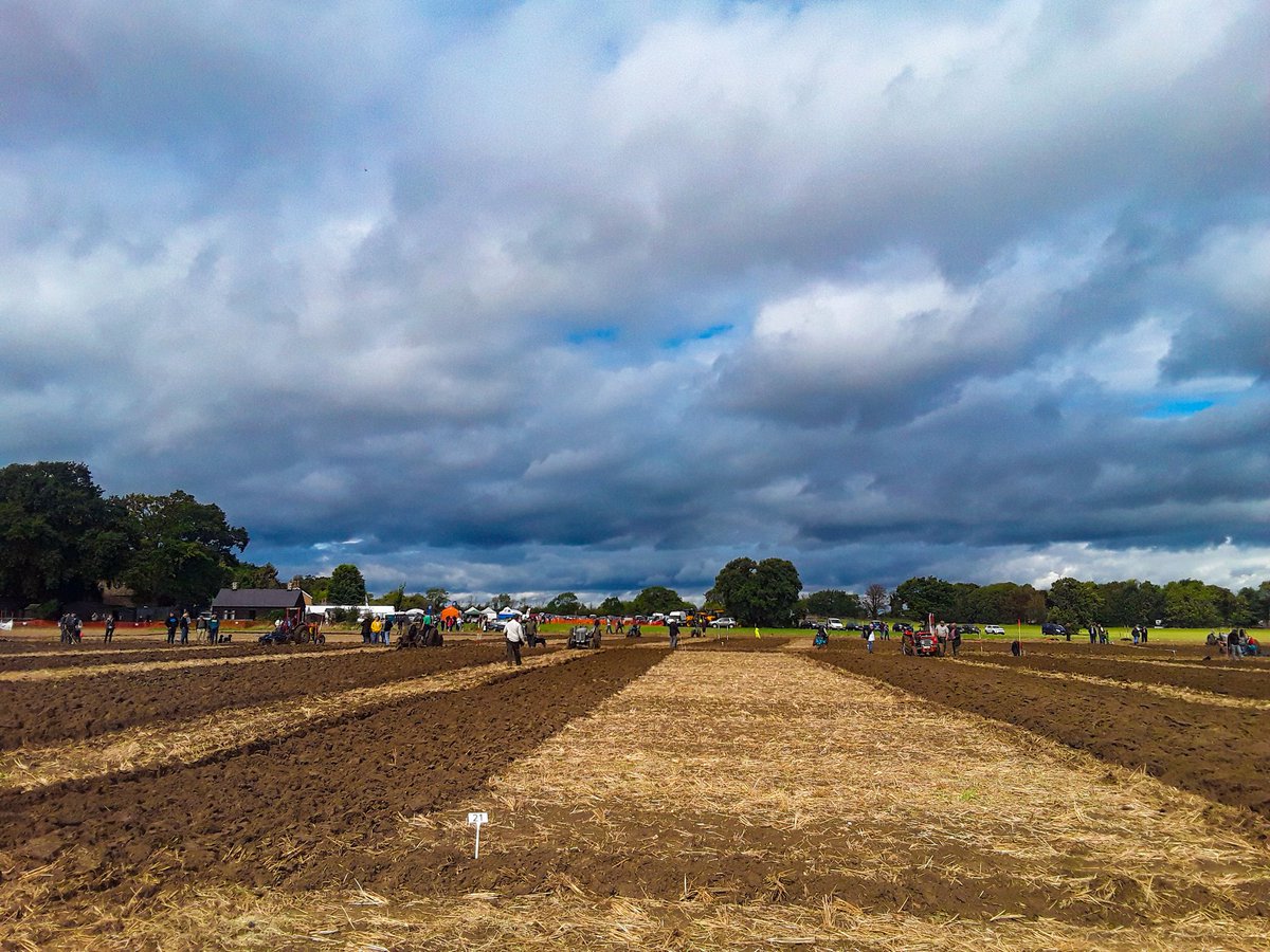 A mixed sky at Ramsey Plough Day in #Cambridgeshire @metoffice @ChrisPage90 @WeatherAisling @itvanglia @itvweather #loveukweather ✔ #nationalgetoutsideday #celebratethefens #SundayMorning #SundayMotivation #SundayThoughts #SundayFunday