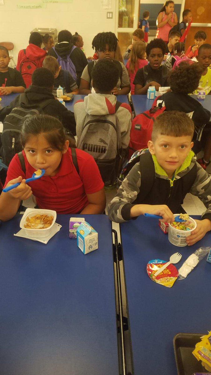 FCSNMeals's tweet photo. #CerealMilk - What goes better with
#WORLDSCHOOLMILKDAY than Cereal?
Students across the county that got milk & Cereal for breakfast this week received these Cool Spoon Straws! Thanks #GeneralMillsCF
@FCSchoolsNC. @DrWebb2016 https://t.co/fe7vSOOVF9