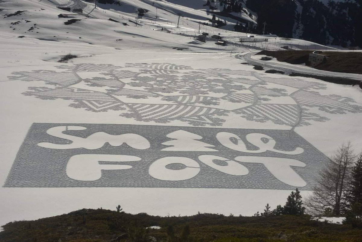 SmallFootEU's tweet image. We're starting off the season strong! Thanks to French snow artist Simon Beck for the amazing present!