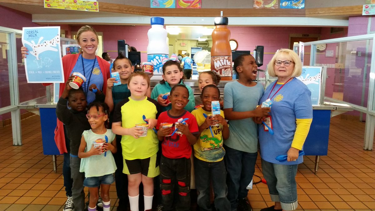 FCSNMeals's tweet photo. #CerealMilk - What goes better with
#WORLDSCHOOLMILKDAY than Cereal?
Students across the county that got milk & Cereal for breakfast this week received these Cool Spoon Straws! Thanks #GeneralMillsCF
@FCSchoolsNC. @DrWebb2016 @FalconsFES https://t.co/w565m8cCnI