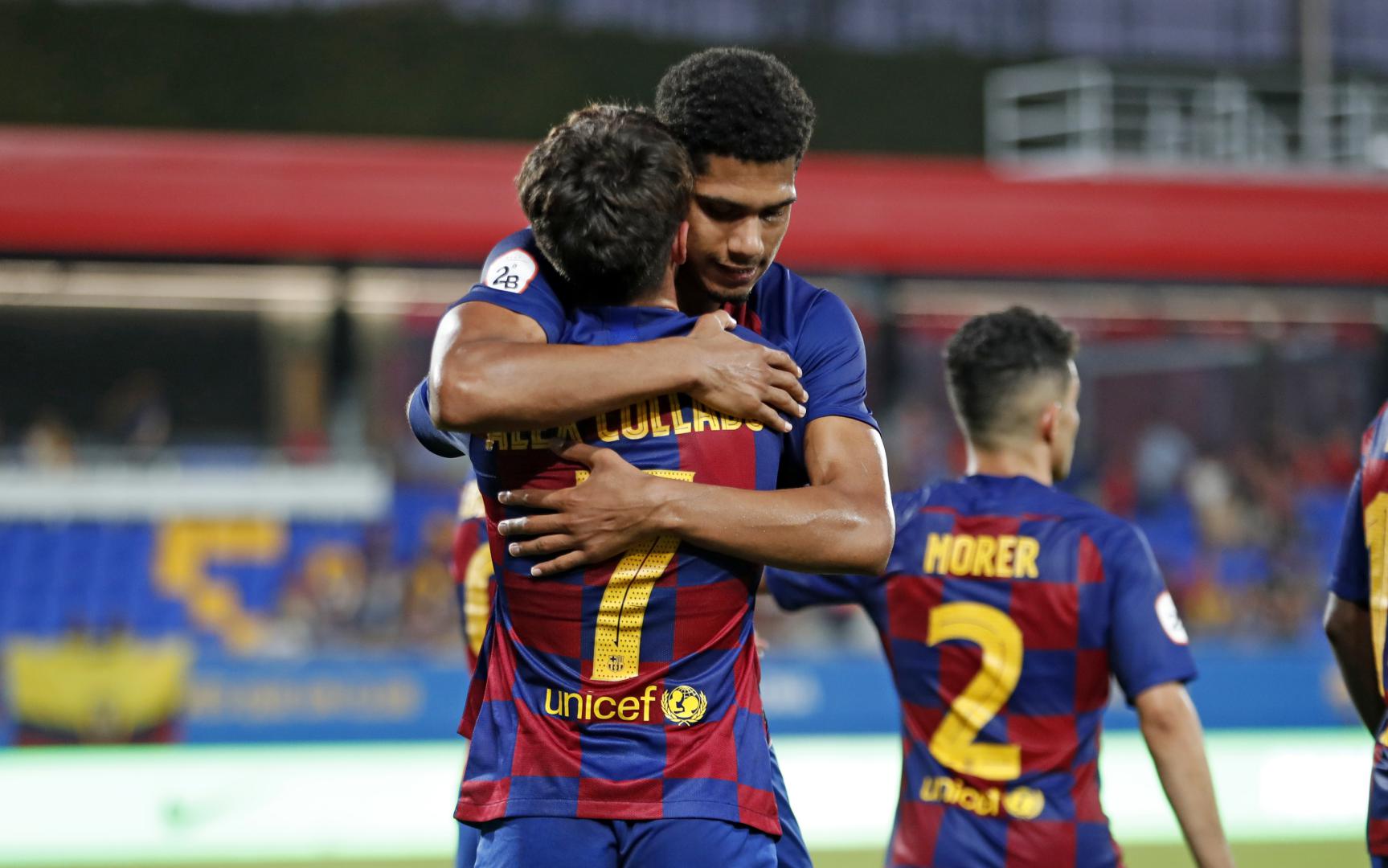 Álex Collado festeja el segundo tanto del Barcelona B.