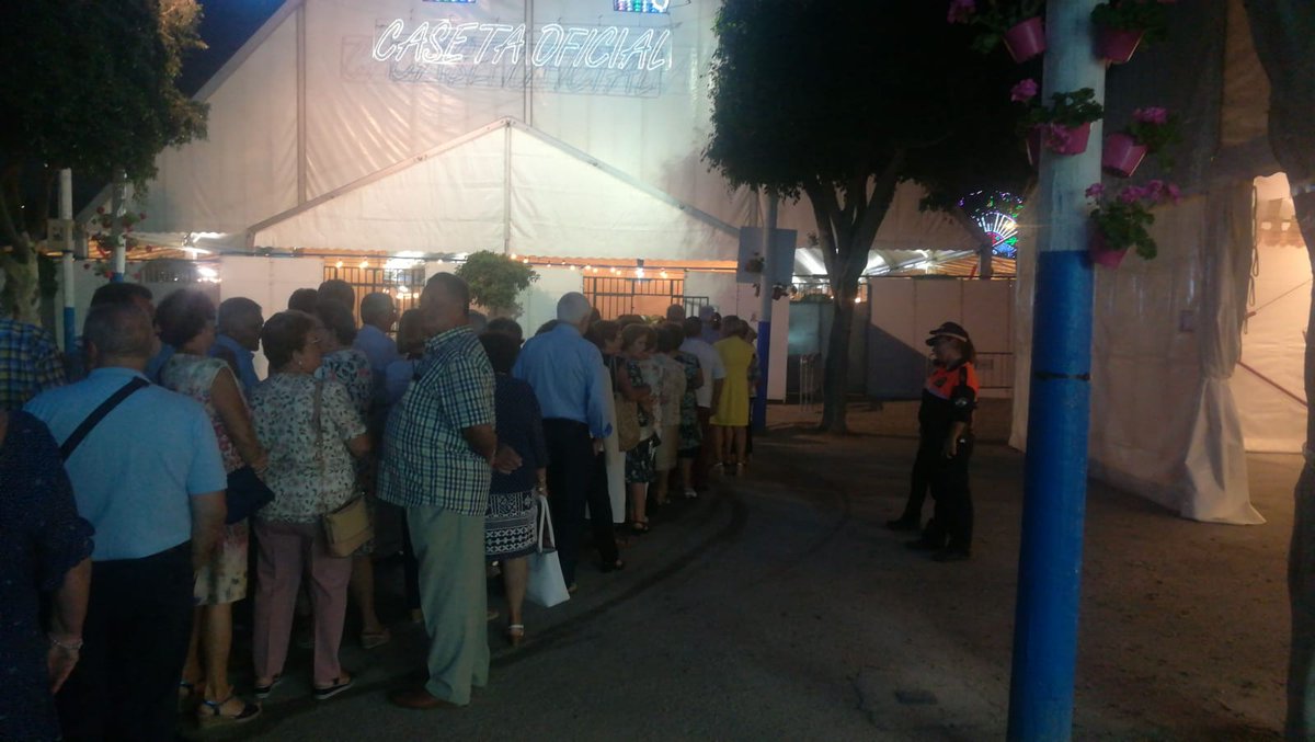 Ya estamos listos para afrontar la ultima noche 🎡 de feria. Comenzamos con la cena de la tercera edad ❤ ,os dejamos algunas fotos más y aprovechamos para recordaros que nuestra caseta se encuentra situada en la entrada 📍, justo enfrente de la caseta oficial.
