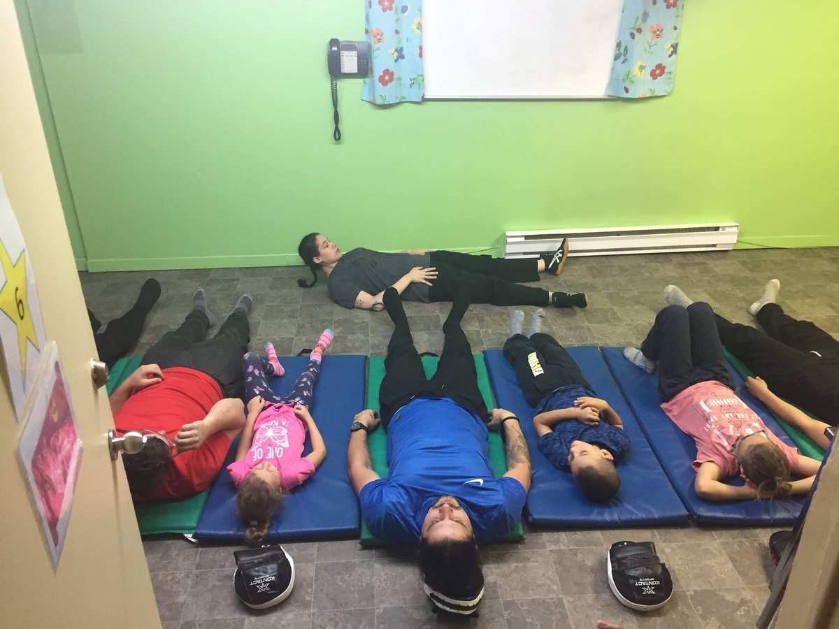 archambault_sa's tweet photo. Beau 1er atelier d'auto-défense parents-enfants! Nous avons un fantastique groupe bien coloré 🤩
#savagehybridcombatsystems #savage #hybrid #combat #systems #autodéfense #artsmartiaux #parents #enfants #systema #combatsystema #savannahrachambault #kevinsecours #secours #canada https://t.co/2wzfBqgET4