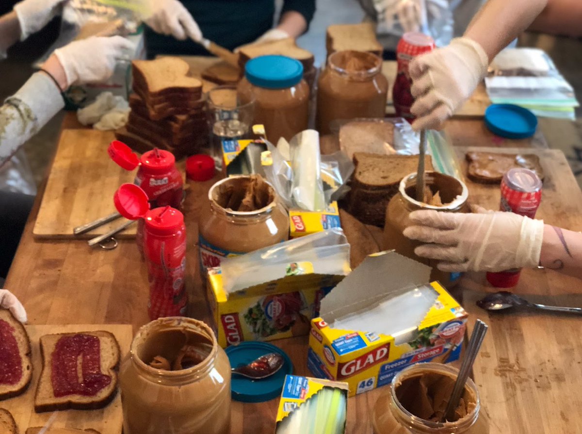 Current_LA's tweet photo. A Thousand Lunches
Emily Marchand
Saturday, October 5, 10:00 a.m.–2:00 p.m.
Roger Jessup Park

Join a community of volunteers and #CURRENTLAFOOD artist Emily Marchand to assemble 1,000 lunches to benefit MEND Poverty in Pacoima. More info at https://t.co/IWOck9lea8 https://t.co/LtnoWmYPHW