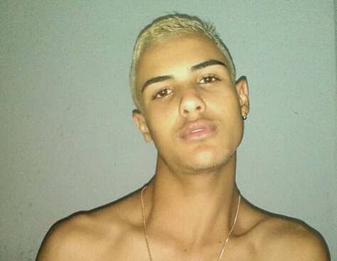 BadmiMax's tweet photo. Ja queria postar essas fotinhas aq msm entao vou aproveitar o dia do 🍪 pra postar rs.  #LGBTQclub https://t.co/S7kgBOcoGg