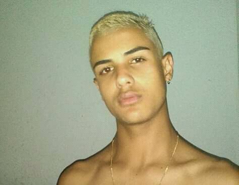 BadmiMax's tweet photo. Ja queria postar essas fotinhas aq msm entao vou aproveitar o dia do 🍪 pra postar rs.  #LGBTQclub https://t.co/S7kgBOcoGg