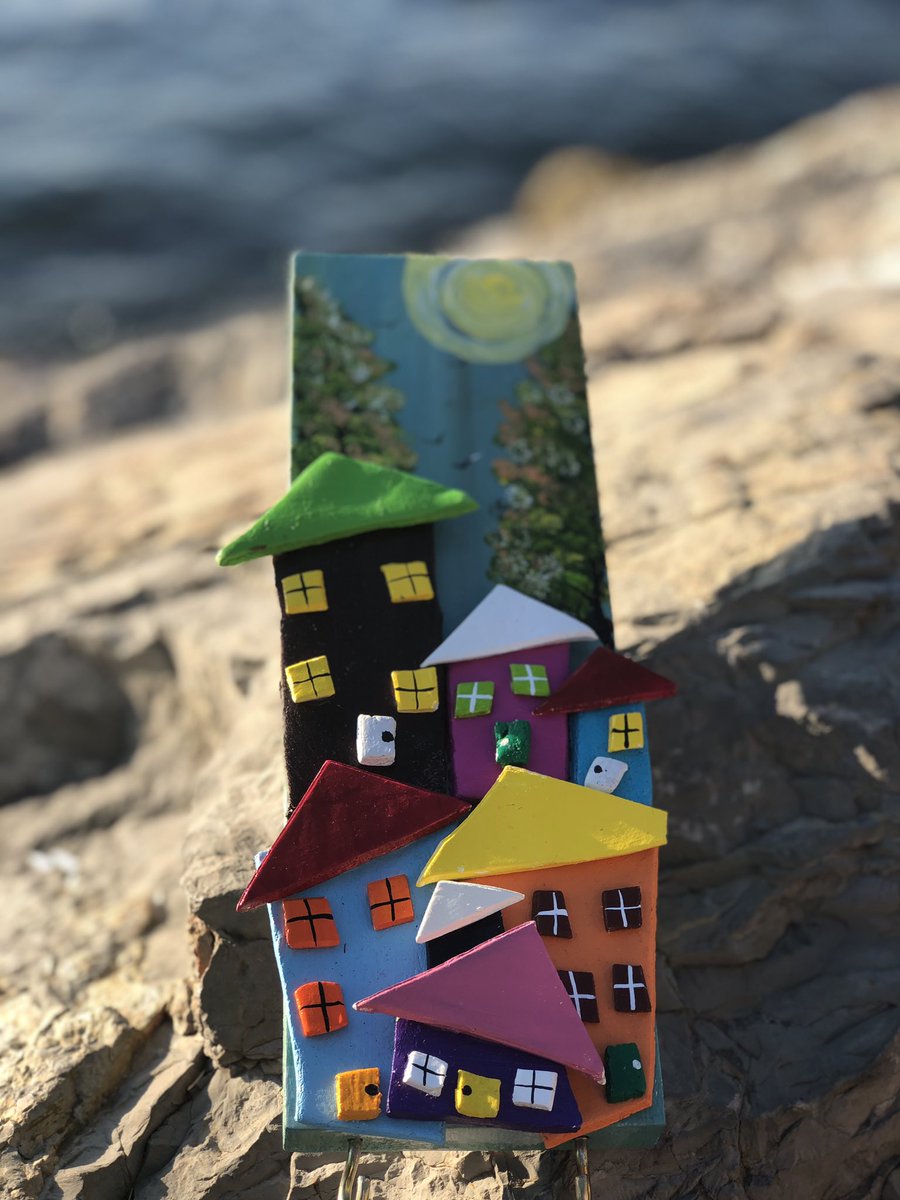 Renkler evler ve içindeki çocuklar. Çocuklara doğru dokunabilmek renklerini soldurmadan... Çocukların yüzlerce dilini duyabilmek görebilmek ve hissedebilmek.