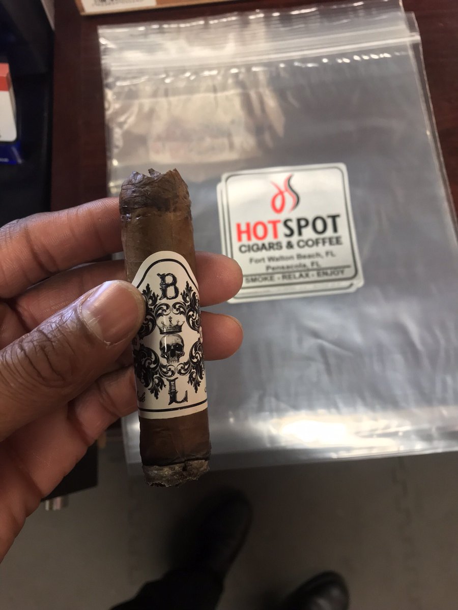 mazsavvy's tweet photo. #blacklabelcigar #royalty notes: Floral notes lead the flavor over cinnamon, nutmeg and mild spice https://t.co/EW8doFg679