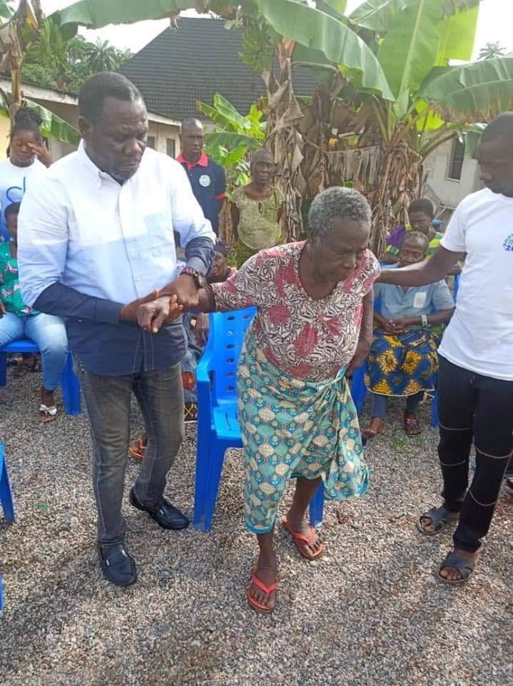 hotjist's tweet image. Samson Siasia's 80 years old mother has been rescued from kidnappers den after 75 days...
#hotjist #hotgist #soceitygist #SamsonSiasia #Siasia #kidnappers #kidnap