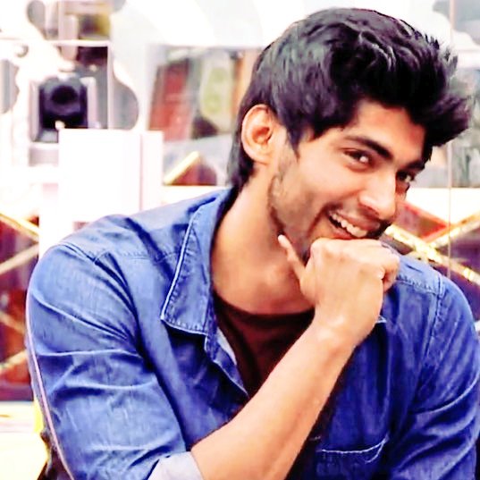 TharshanFam's tweet photo. @vijaytelevision if it's not much, please release the difference between him &amp; whoever got more votes than him. Ps. Analyse bots for the finals because #tharshanarmy can expect the unexpected, but we can't believe the unbelievable! #RedLightChannelVijayTV #TharshanTheRealWinner https://t.co/AiPhA0vGBf