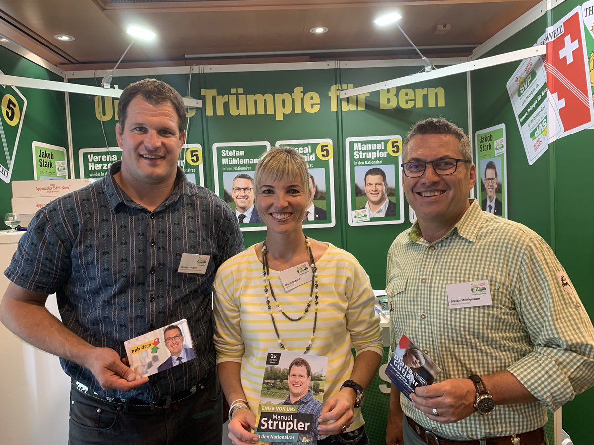 DianaGutjahr1's tweet photo. .... gestern WEGA - heute WEGA - am Stand der @svptg im Politcorner sowie am Polit-Talk @SmarterThurgau .
Noch 3 Wochen bis zu den Wahlen - Mobilisierung der Wählerinnen und Wähler steht an oberster Stelle. #liste5 #hörtzu #packtan #dianagutjahr #ihrestimmeinbern @SVPch https://t.co/rzwGbgpyz0
