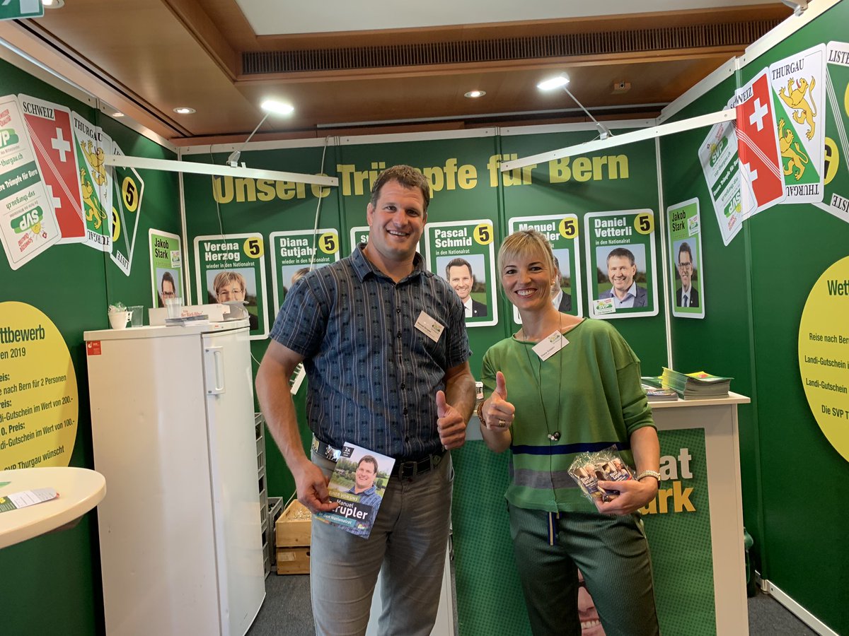 DianaGutjahr1's tweet photo. .... gestern WEGA - heute WEGA - am Stand der @svptg im Politcorner sowie am Polit-Talk @SmarterThurgau .
Noch 3 Wochen bis zu den Wahlen - Mobilisierung der Wählerinnen und Wähler steht an oberster Stelle. #liste5 #hörtzu #packtan #dianagutjahr #ihrestimmeinbern @SVPch https://t.co/rzwGbgpyz0