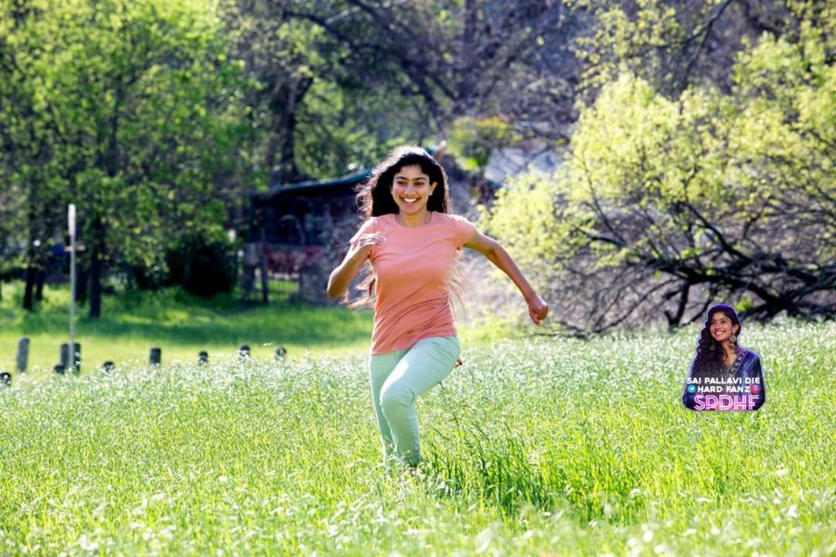 Bindu_Sri97's tweet photo. Nadavake nuvala Kalalo komala😛
Padhame kandithe mansu vilavila😌
Vidavake nuvvu ala palukule galagala😄
PremaVennala ❤️
@Sai_Pallavi92😘❤️
#OnlyLove #ForeverSP
#SaiPallavi ❤️🌸 https://t.co/EyeVvv7WOD