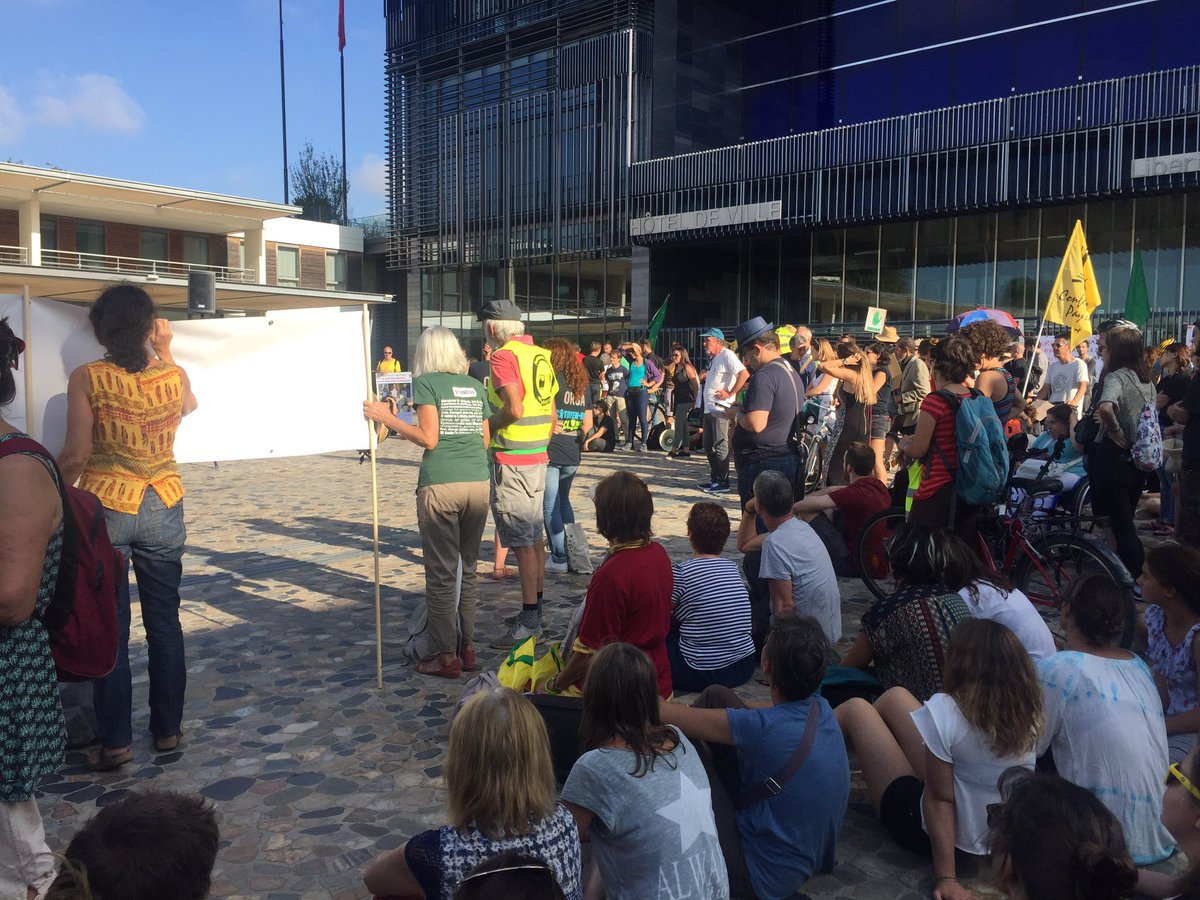 #MarchePourLeClimat arrivée du cortège à la mairie de #Montpellier. Entre 5000 et 7000 personnes mobilisées pour le #climat
