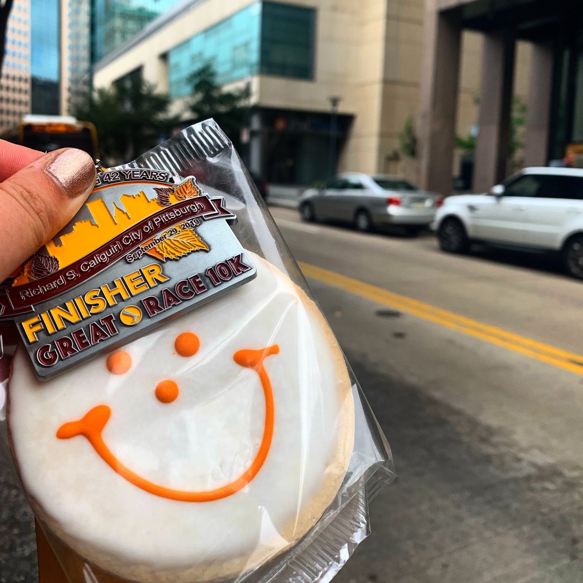 hilaryferencak's tweet photo. Cheers mate ✌️ 
@GreatRacePGH @EatnPark 
#mygreatrace #smileycookie https://t.co/aUqpKNRErt