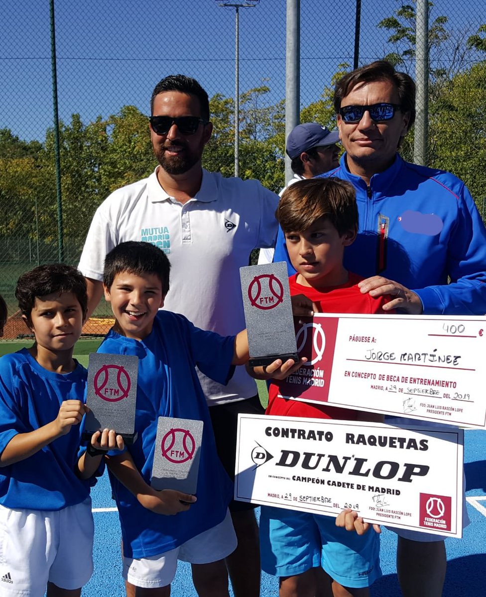 MMOSPORTSCLUB's tweet photo. CAMPEONATO DE MADRID BEMJAMIN.
Nuestro jugador Jorge Martínez CAMPEÓN individual al vencer a Hugo Ramírez🎾🏆🥇. Además Dani Laserna y Mario Díaz, también también jugadores del club, CAMPEONES de dobles 🎾🎾🏆🏆🥇🥇Enhorabuena chicos
@fedetenismadrid @Dunloptenis_es  #cajamagica https://t.co/rWBtZbHxC8