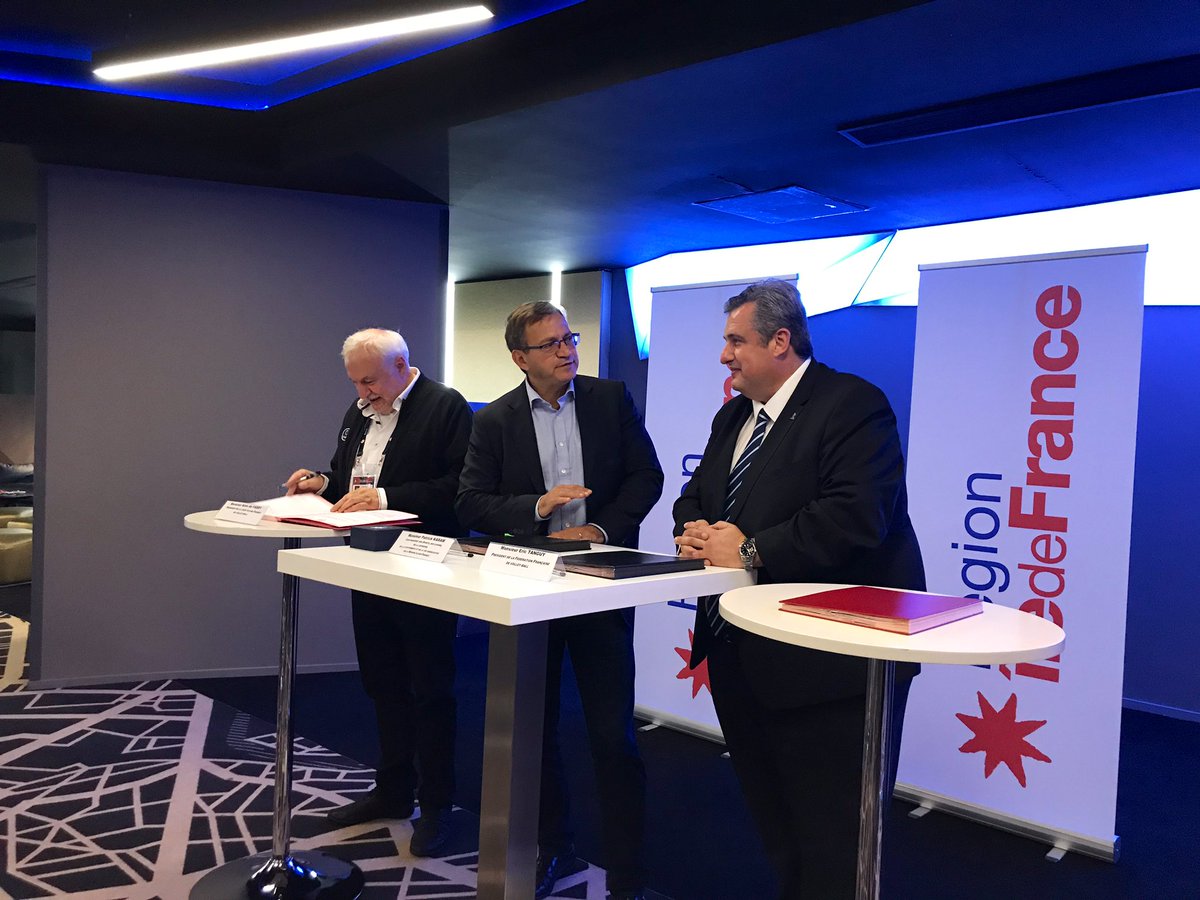 iledefrance's tweet photo. 📢 La Région @iledefrance signe un protocole avec la @FFvolley et la @LigueIDFVolley à l’occasion de la finale de @CEVEuroVolley. ✍️ L’objectif ? Favoriser la pratique du #volley pour toutes et tous en Île-de-France 💪🏻 #EuroVolleyM @karampatrick https://t.co/DiNAerGLF2