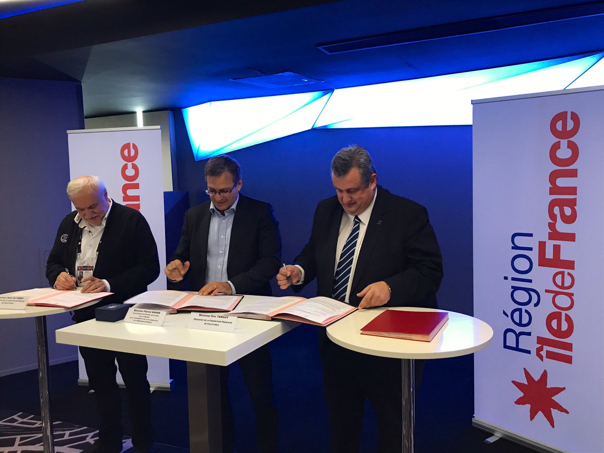 iledefrance's tweet photo. 📢 La Région @iledefrance signe un protocole avec la @FFvolley et la @LigueIDFVolley à l’occasion de la finale de @CEVEuroVolley. ✍️ L’objectif ? Favoriser la pratique du #volley pour toutes et tous en Île-de-France 💪🏻 #EuroVolleyM @karampatrick https://t.co/DiNAerGLF2