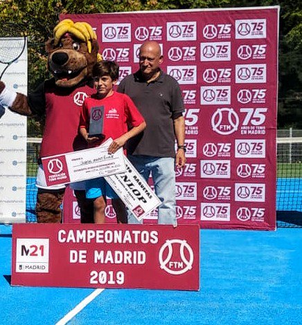 MMOSPORTSCLUB's tweet photo. CAMPEONATO DE MADRID BEMJAMIN.
Nuestro jugador Jorge Martínez CAMPEÓN individual al vencer a Hugo Ramírez🎾🏆🥇. Además Dani Laserna y Mario Díaz, también también jugadores del club, CAMPEONES de dobles 🎾🎾🏆🏆🥇🥇Enhorabuena chicos
@fedetenismadrid @Dunloptenis_es  #cajamagica https://t.co/rWBtZbHxC8