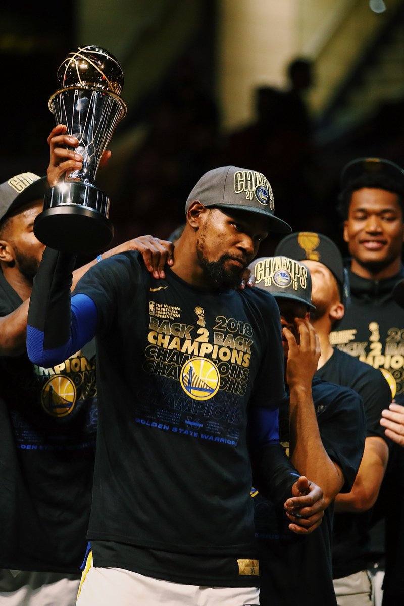 BleacherReport's tweet photo. KD turns 31 today.

Absolute bucket from the jump.

➖ROY
➖MVP
➖2x NBA champ
➖2x Finals MVP
➖10x All-Star
➖4x scoring champ
➖No. 6 in PPG
➖Never averaged under 20 PPG
➖Youngest to join 50-40-90 club
➖Youngest scoring title ever (21 years old | 30.1 PPG) https://t.co/J11NlPqxyi