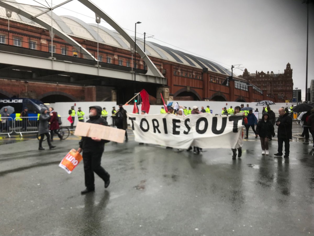 GedCarter1's tweet photo. #Manchester rejects the Tories. Rain shall not deter us. Admiration for everyone who took part. #worstBJever โฆ@sophiertwโฉ ๐น๐ https://t.co/di4pQxb4BM