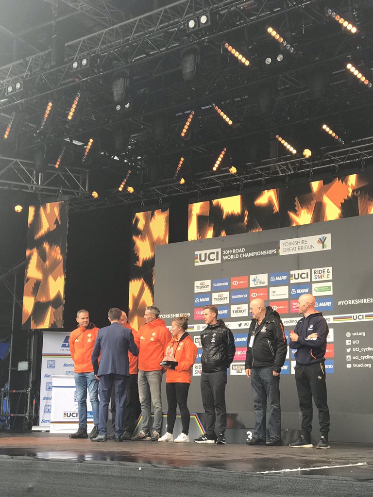 Na ausência dos ciclistas, a comissão técnica da Holanda, recebeu prêmio de melhor nação da competição. :-/#Junimbanomundial #cyclingcircus #yorkshire2019