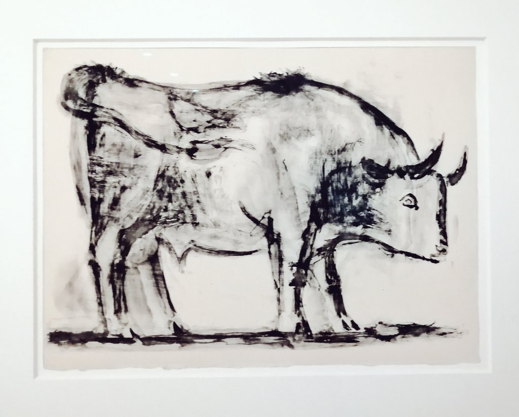 Empezaremos con una imagen sencilla y realista de un toro. Una imagen, parecida a la que podríamos ver en una cueva rupestre.(...o en el colegio de tu hija ). "El toro" 1/11 (1945)  #Picasso