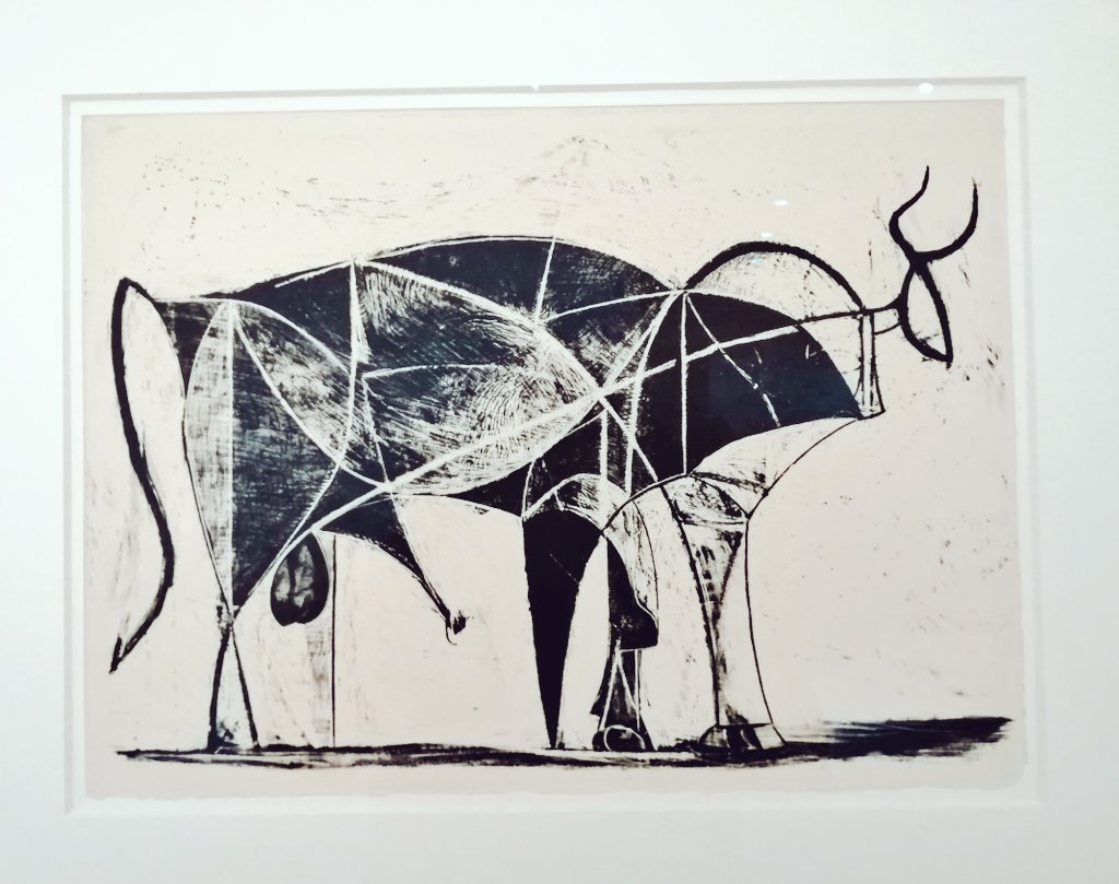 Saltamos a formas más puras y simples. Estamos sintetizando un animal astado, potente, noble, macho. Un animal de gran volumen.No busco dibujar un toro, busco su esencia, lo que lo identifica, lo que hace su imagen inconfundible. "El toro" 6/11 (1945)  #Picasso