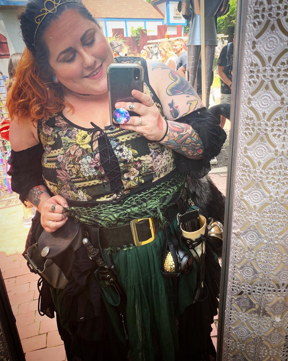 lisaleesahh's tweet photo. Itโs the last day of Ren Fest and Iโve taken a photo in the same mirror every day that Iโve come. What a great season!!! #michrenfest #michrenfest2019 https://t.co/ESFOiYVjpJ