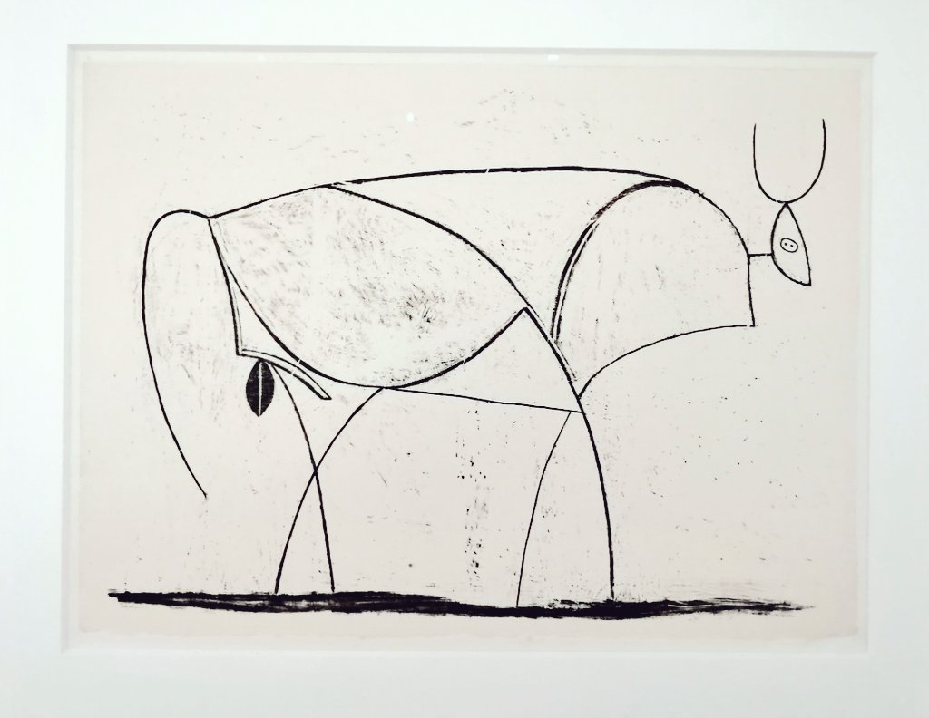 Ya está y esta todo su gran volumen,su cuello,las defensas,la miradael rabo,lo macho. Salimos de una imagen "rupestre" y llegamos hasta otra, que también podría serlo. El arte, mi arte, va y vuelve a los orígenes del hombre. "El toro" 10/11 (1945)  #Picasso